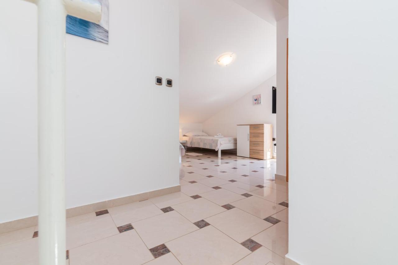 Beautiful Apartment Lovorka 6 , Baska, Krk المظهر الخارجي الصورة